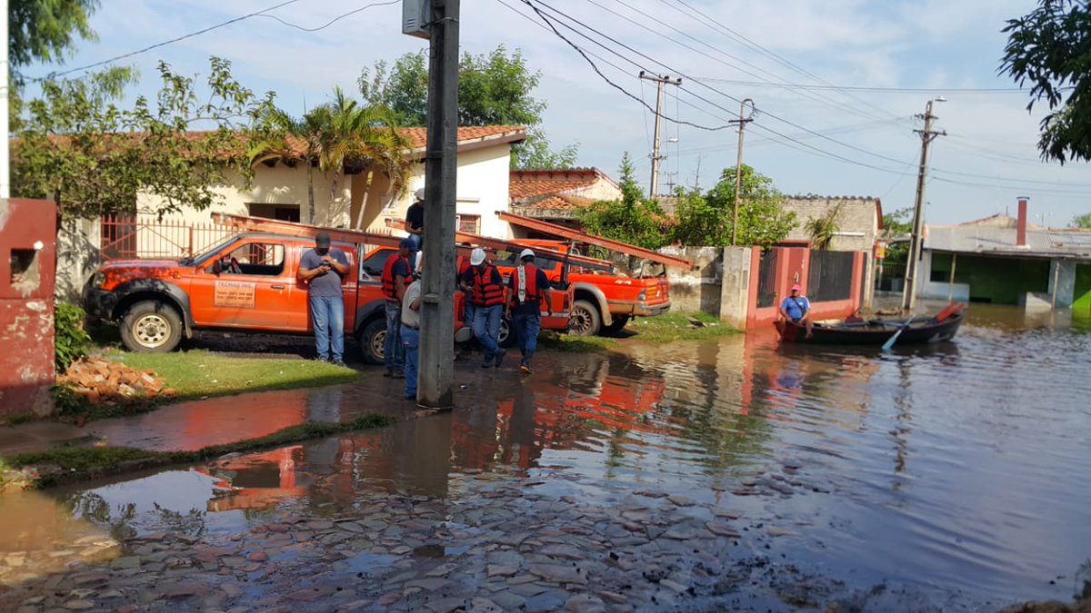 ANDEOficial's tweet photo. 📌 ANDE continúa con los trabajos de adecuación de conductores y retiro de medidores por motivos de seguridad en zonas inundadas, el día de hoy en el Bañado Sur de Asunción #CrecidaPy #InundacionPy https://t.co/UjFFhDPRE2