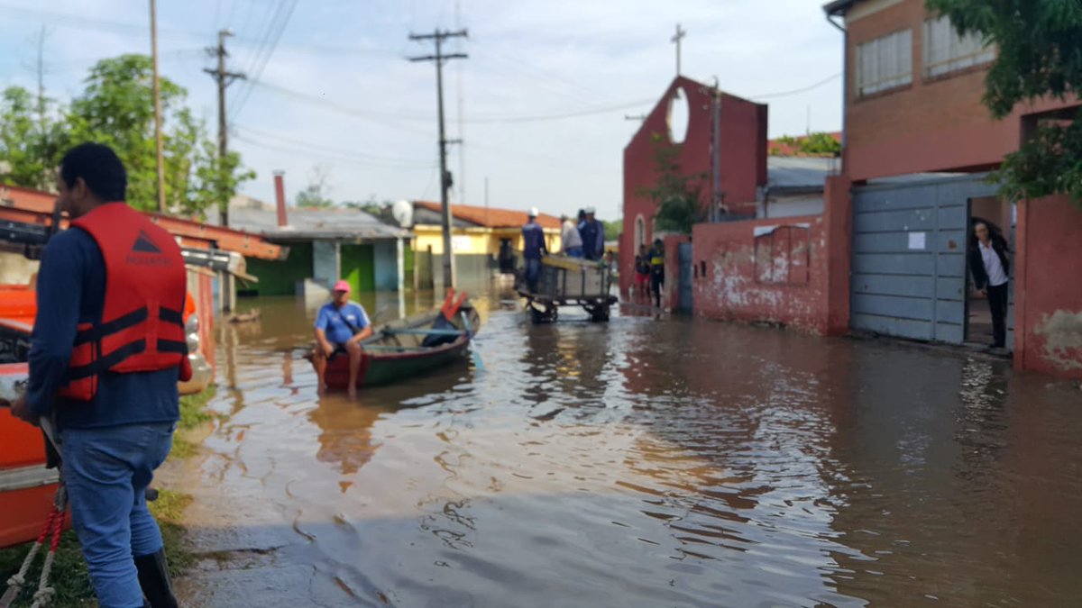 ANDEOficial's tweet photo. 📌 ANDE continúa con los trabajos de adecuación de conductores y retiro de medidores por motivos de seguridad en zonas inundadas, el día de hoy en el Bañado Sur de Asunción #CrecidaPy #InundacionPy https://t.co/UjFFhDPRE2