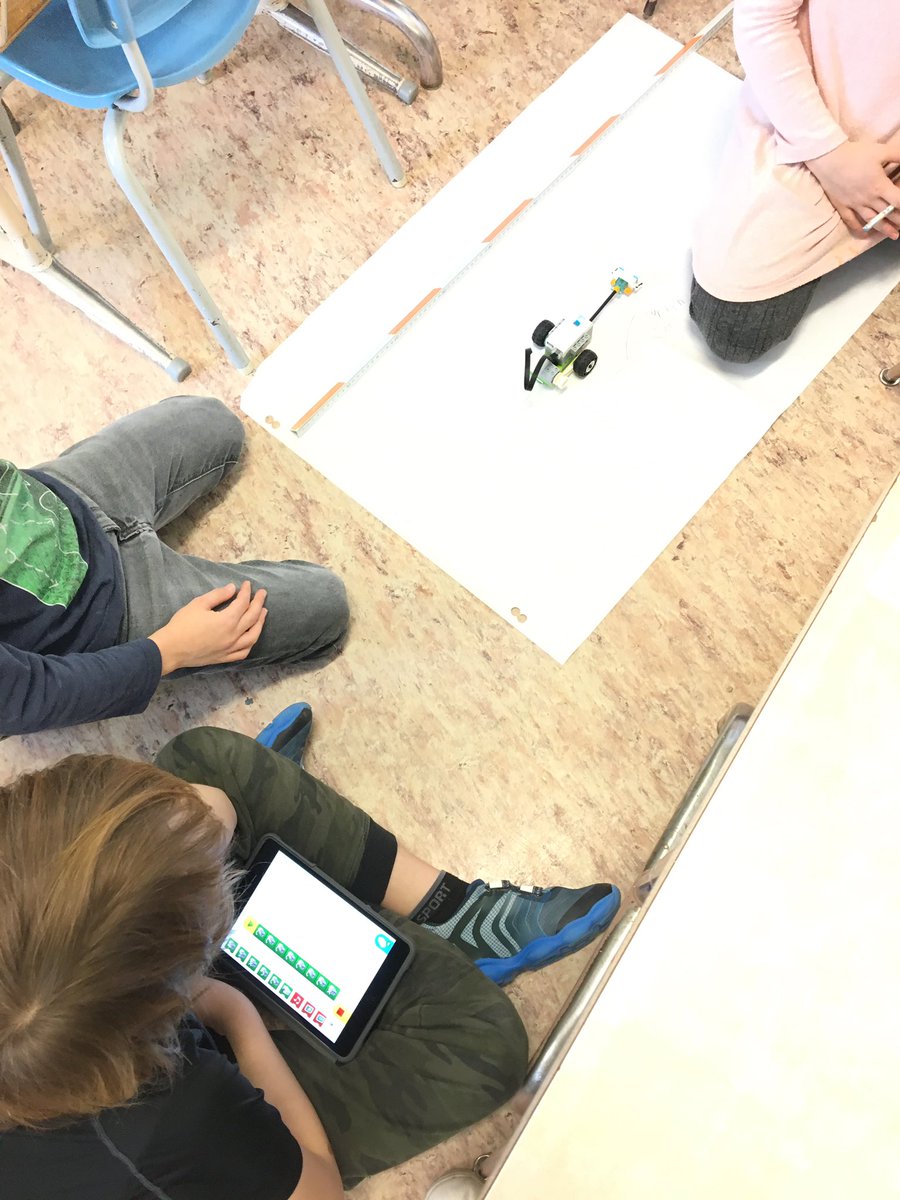 NotreDameEcole's tweet photo. On apprend la mesure à l’aide de la robotique et par la #collaboration #tic #devped https://t.co/pWcF8KTjSX