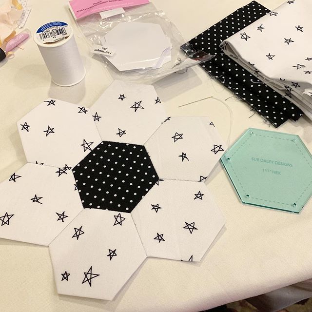 fivelittlemonst's tweet photo. English paper piecing with @simplesimonandco and @rileyblakedesigns I haven’t done this for probably 15 years so it was kind of fun to try it again. #englishpaperpiecing #epp #snapconf https://t.co/iYdgHDi9Nu https://t.co/RQUxrphLES