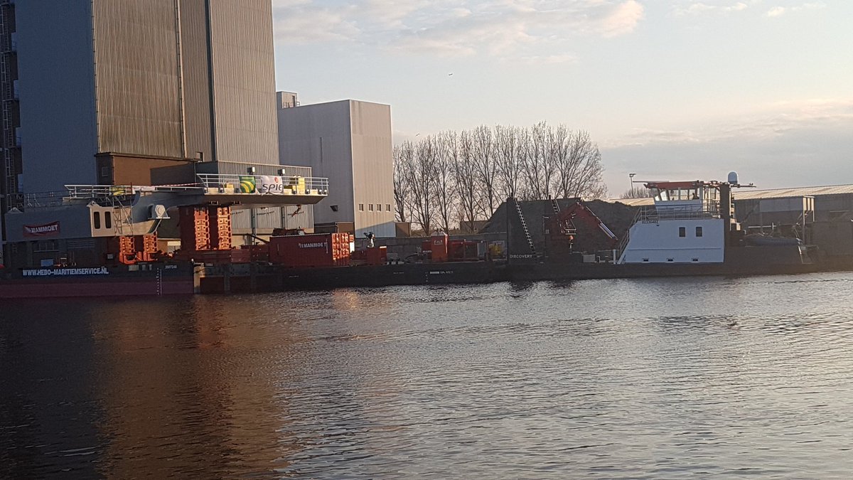 WIS_John's tweet photo. Bijna klaar voor vertrek, om ingevaren te worden in de nieuwe Amaliabrug https://t.co/oEJVyPZXul