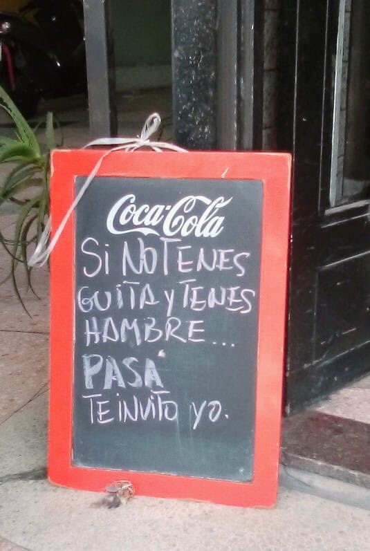 PaoMdeO's tweet photo. Me emociona saber que aún quedan personas empáticas y generosas .
El dueño de este bar,da de comer gratis a personas en situacion de calle. Esto queda en Av. Mitre 351 ,Avellaneda .
Que belleza este señor ! 
Todo vuelve!! https://t.co/x37msHqGdn