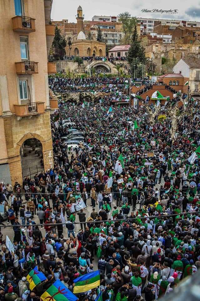AzizaGaci's tweet photo. Grande mobilisation dans la ville de #Tiaret. Même mot d'ordre contre le système et les 3B. #حراك_12_افريل #Algérie https://t.co/61pukh8Rgd