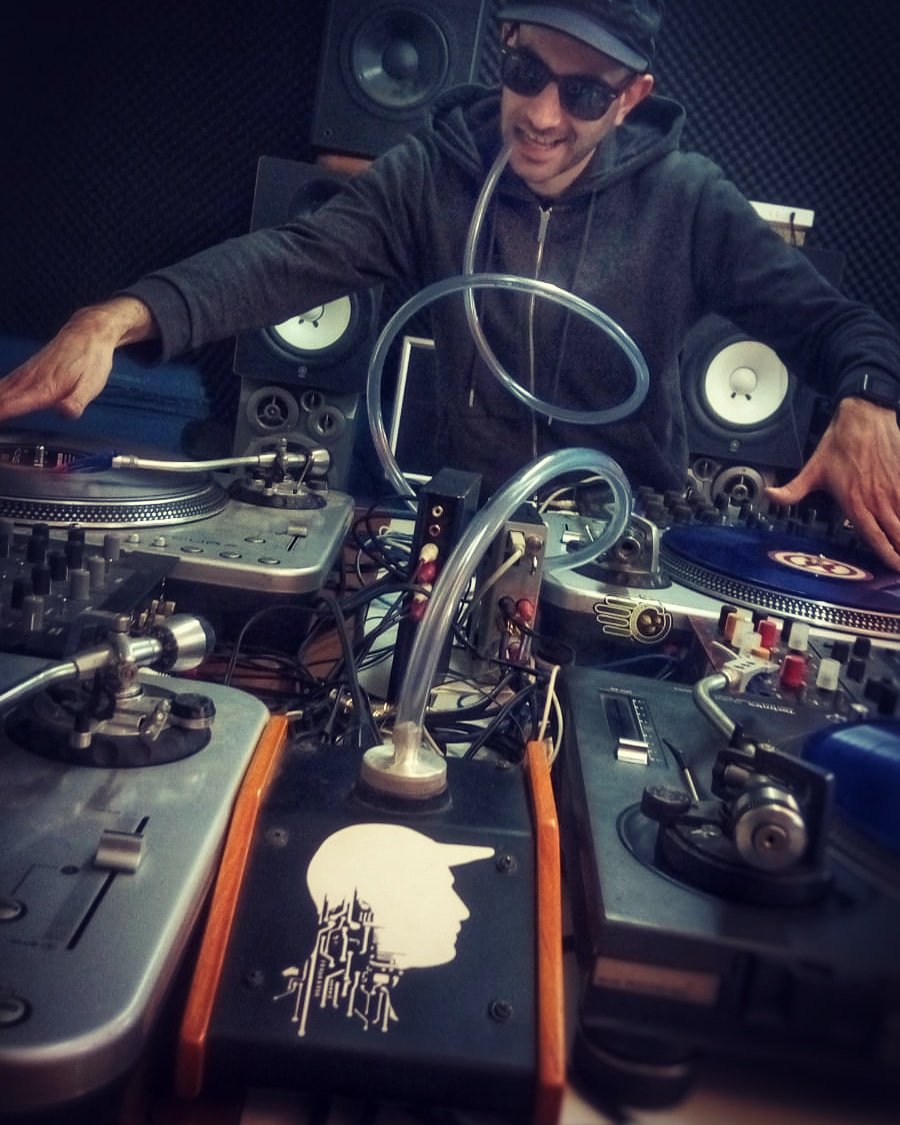 Sholo Truth (@sholotruth) on Twitter photo Con <a href="/HardeeJay/">Hardee Jay on the wheelz of steel</a> compartía #Jamsteady y me cubría las espaldas presentando "Salí" ahora con su #sholotruthtalkbox habla por las agujas!.
Quieres uno?? sholotruthtalkbox.wordpress.com
#talkbox Con <a href="/HardeeJay/">Hardee Jay on the wheelz of steel</a> compartía #Jamsteady y me cubría las espaldas presentando "Salí" ahora con su #sholotruthtalkbox habla por las agujas!.
Quieres uno?? sholotruthtalkbox.wordpress.com
#talkbox