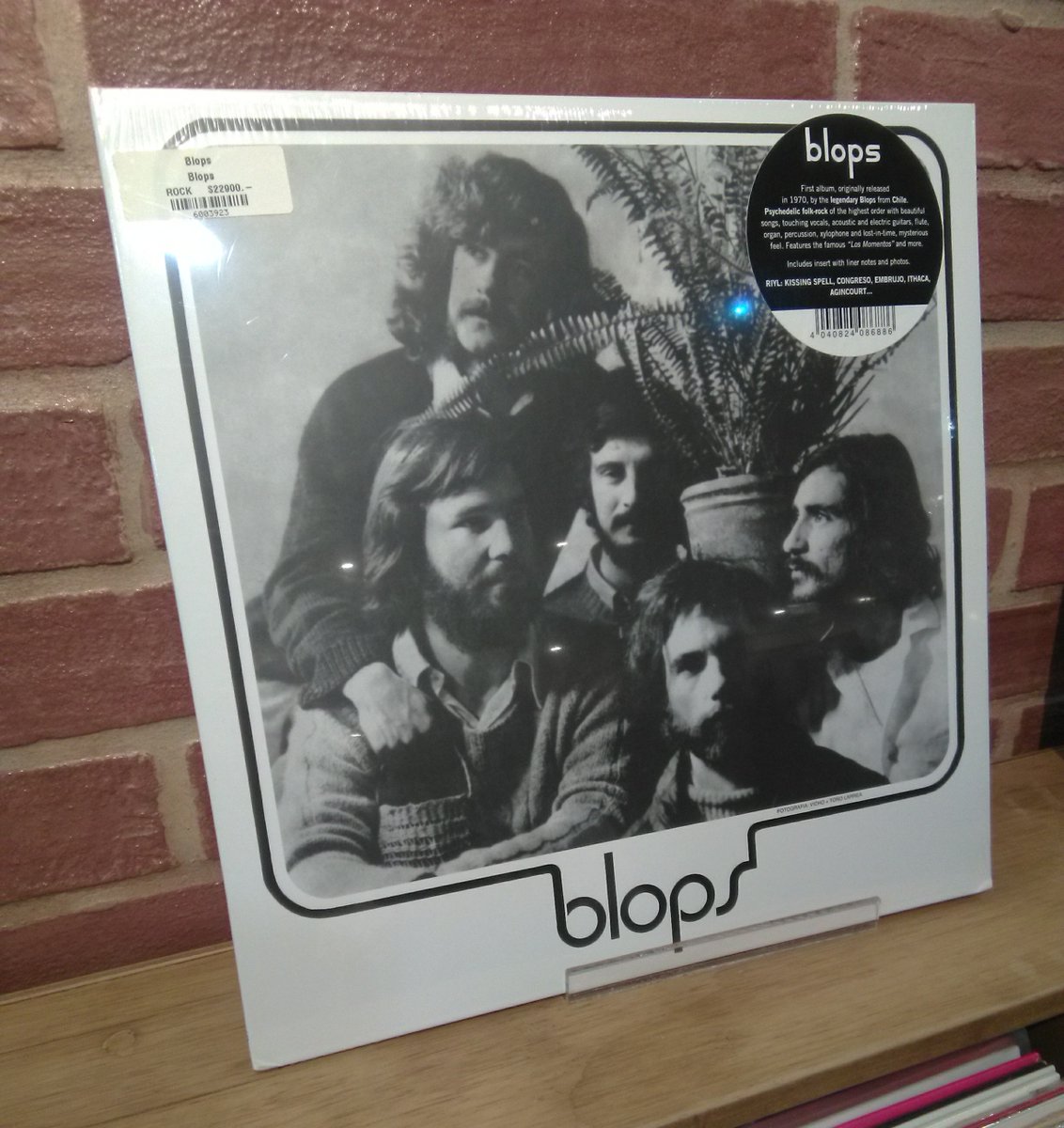 "Los Momentos", una las canciones clásicas de Blops, es parte del repertorio de este álbum insigne del rock chileno. Los encuentras a la venta en nuestra tienda de Providencia # 1478.