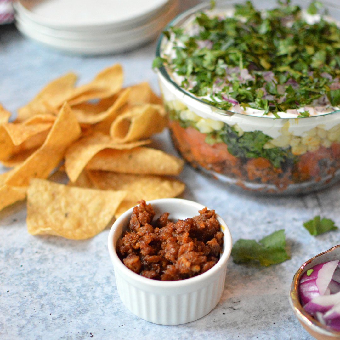thejollyhostess's tweet photo. It's sunny out and it's Friday and I'm sharing Chorizo 7 Layer Dip because I am hardcore craving it. You will love it and I promise it'll make you happy! #thejollyhostess #dips #sevenlayerdip RECIPE: https://t.co/YzHxvORqyS https://t.co/8VKVSfB4zz