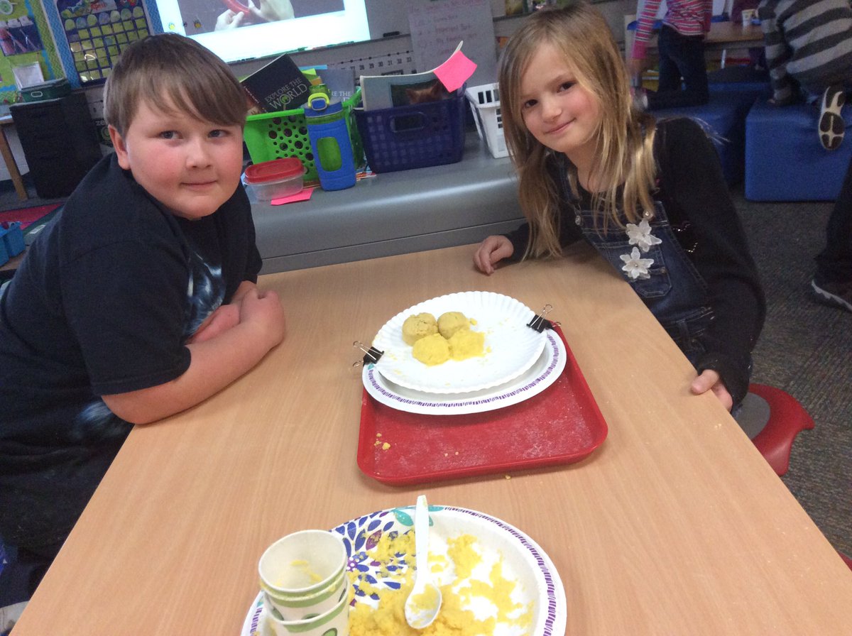 AnnaTyrrella's tweet photo. We made models to help us understand that water is strong enough to carry rocks, sand, and dirt, and leave behind landforms like canyons. https://t.co/RcefIXW9Uh