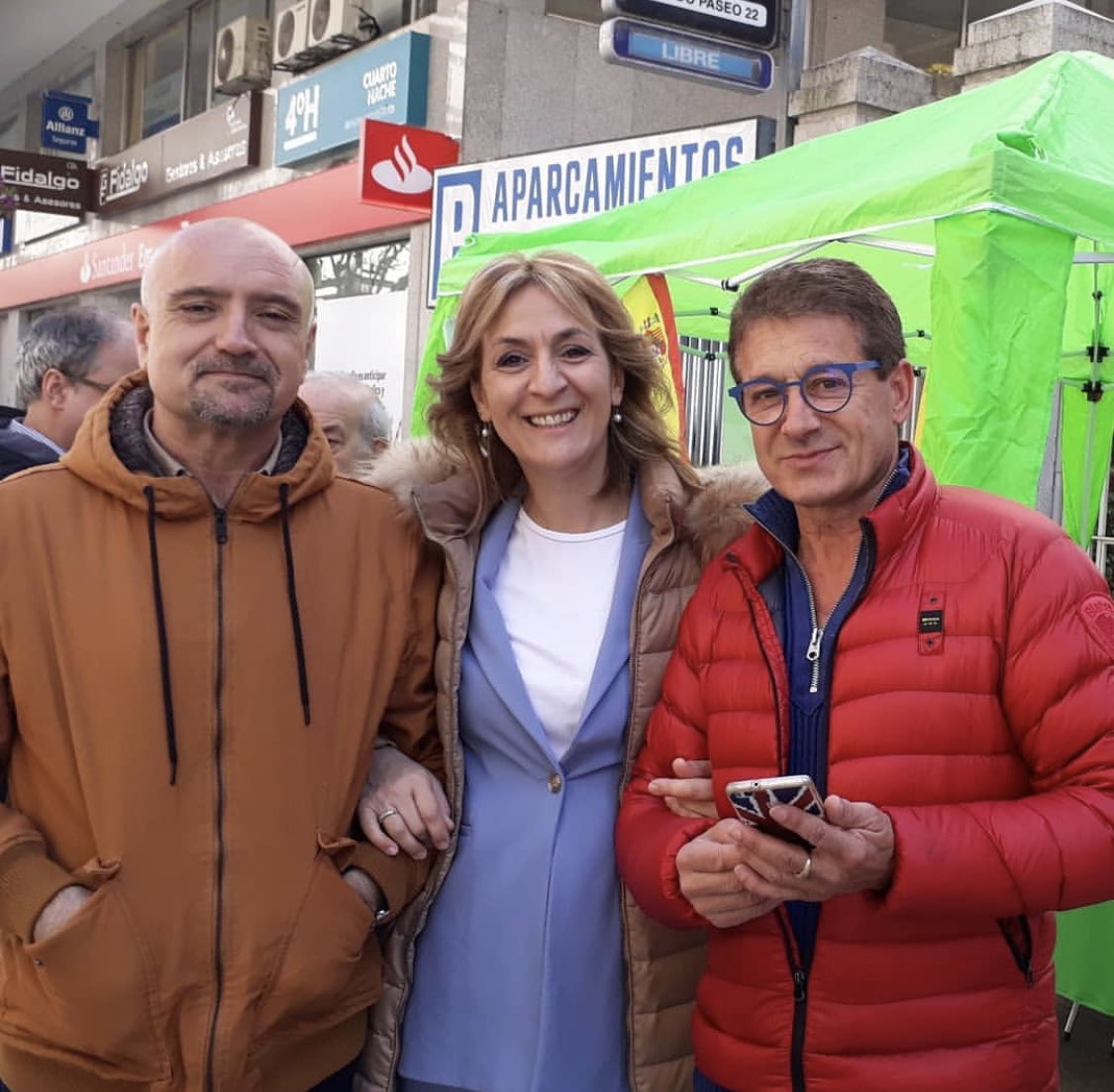 BCondeVOX's tweet photo. Gran día de mesa informativa con mis compañeros de Orense. Gracias a todos por vuestro apoyo y calurosa acogida. Juntos por la #EspanaViva. 💪🏻🇪🇸 https://t.co/0Dy0u5PRqj