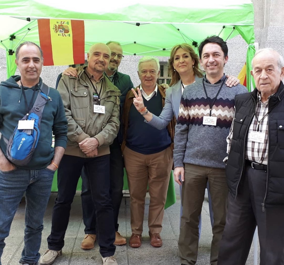 BCondeVOX's tweet photo. Gran día de mesa informativa con mis compañeros de Orense. Gracias a todos por vuestro apoyo y calurosa acogida. Juntos por la #EspanaViva. 💪🏻🇪🇸 https://t.co/0Dy0u5PRqj