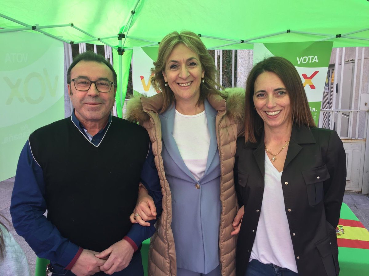 BCondeVOX's tweet photo. Gran día de mesa informativa con mis compañeros de Orense. Gracias a todos por vuestro apoyo y calurosa acogida. Juntos por la #EspanaViva. 💪🏻🇪🇸 https://t.co/0Dy0u5PRqj