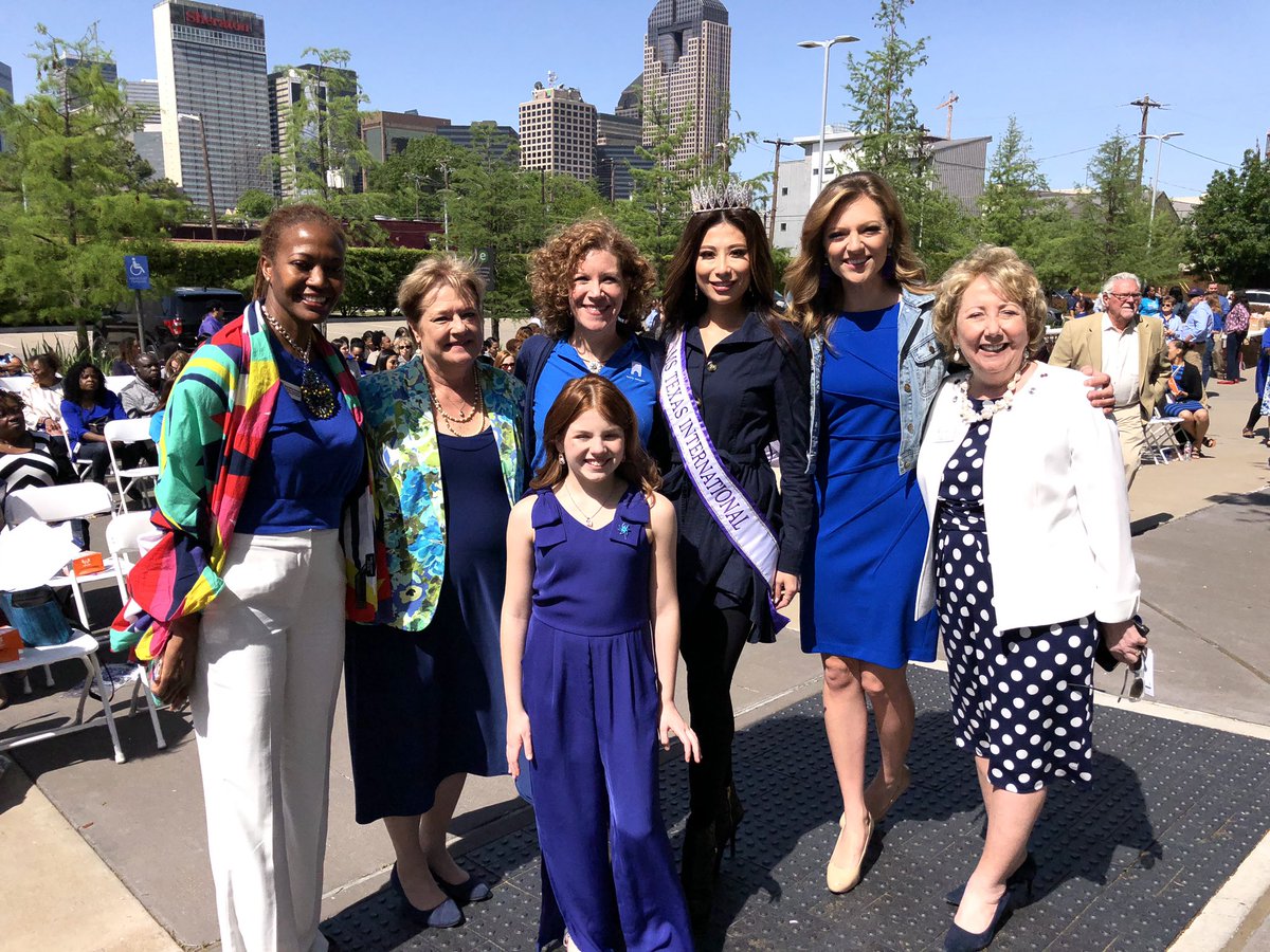 TheLeaCaprice's tweet photo. We all play a role in protecting children and preventing child abuse. A beautiful day for Dallas County CAP &amp; Awareness Event! 💙 @DallasCASA @familycompass @ColleenWeather #CAPmonth #preventchildabusedallas @PCAAmerica #greatchildhoods https://t.co/RvghnSo6b2