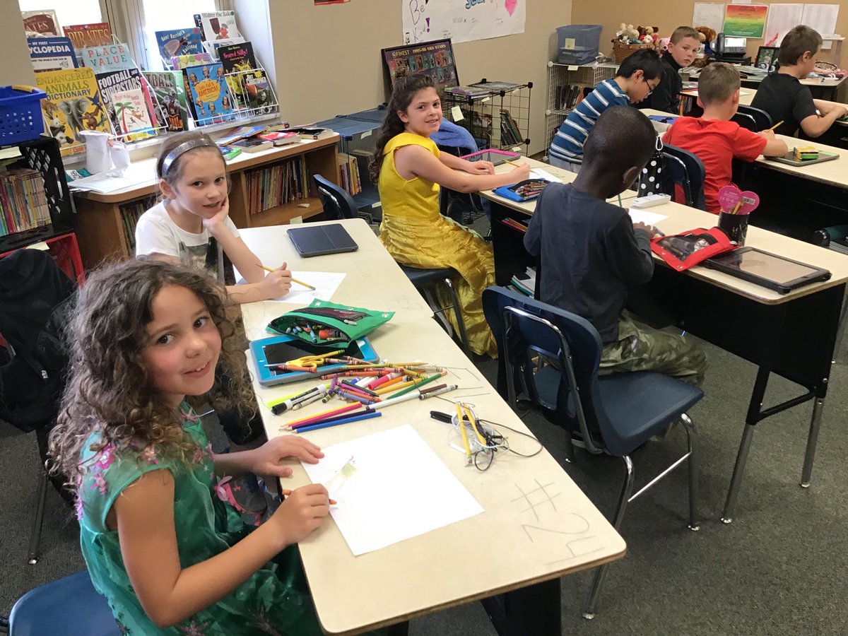 frazer_class's tweet photo. Passion projects! Creating characters and stories with ⁦@BloxelsBuilder⁩ and these kids are “heating up!” #arcadepun ⁦@Geistgators⁩ https://t.co/ikMkzseTqM