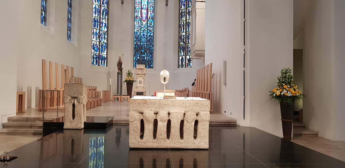 OblOSB2017's tweet photo. Chrisammesse live im Rottenburger Dom:
Bischof Gebhard Fürst weiht am kommenden Montag (15. April) die heiligen Öle für die Spendung der Sakramente. Die Feier zu Beginn der Karwoche wird ab 10.30 Uhr live auf der Website der Diözese unter https://t.co/GuBQ0BKvdF übertragen. https://t.co/iC58NORzCt
