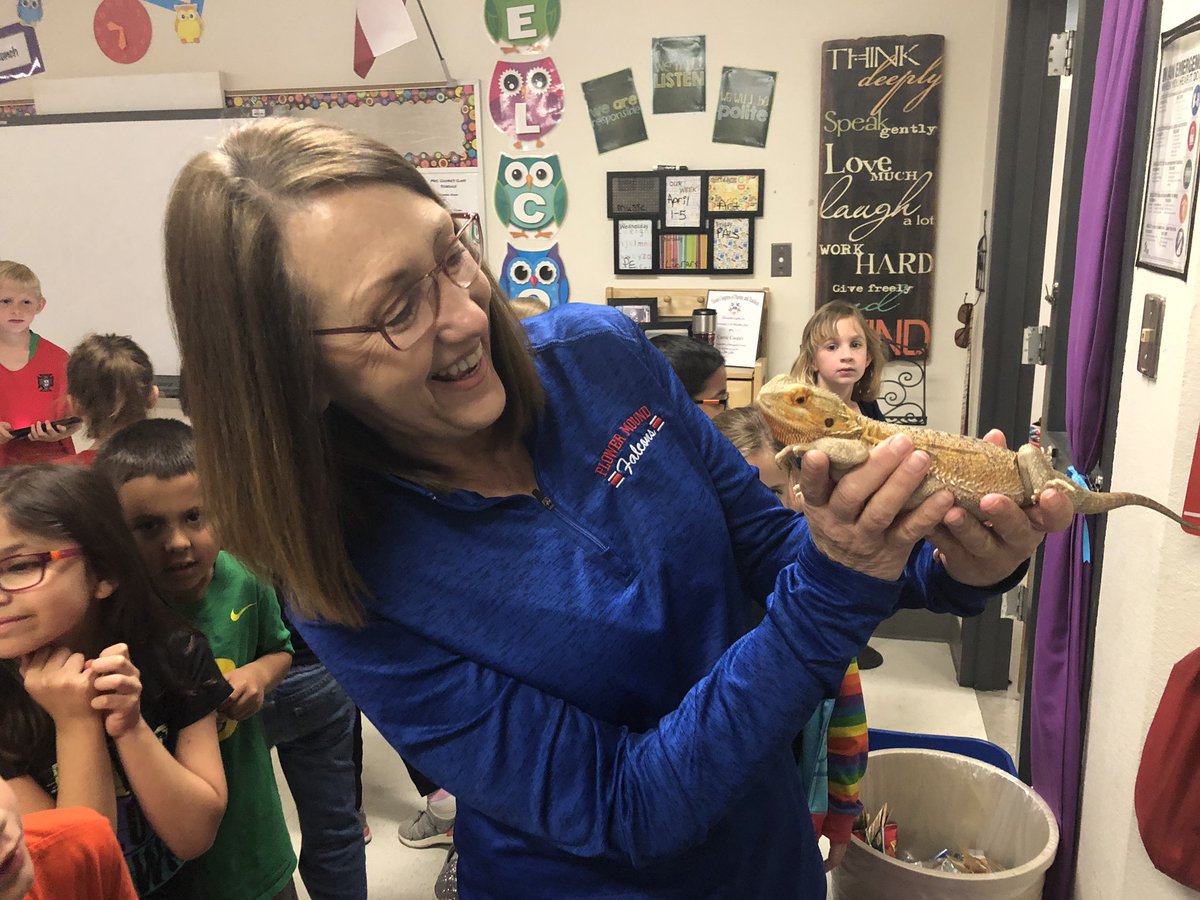 iteach4coffee's tweet photo. Great animal adaptations lesson with Mrs. Cooper’s friend!  Thank you Felix!! @FlowerMoundES #starringFME2nd https://t.co/0lRieOw5O6