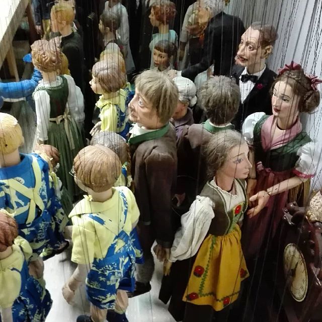 fliXXd_it's tweet photo. The performers of the #soundofmusic production are excited for their colleagues who will performer the premiere of #hoffmanserzählungen from #offenbach tomorrow at the #marionettentheater in #salzburg. #visitsalzburg #opera #puppettheatre https://t.co/TseOv2K6D2 https://t.co/L0E3LeZJAb