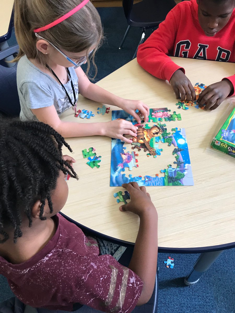 LibraryTx's tweet image. Bryant Makerspace this week for 1st &amp;amp; 2nd Graders - Puzzle Teamwork time😀@aisdlibsrv
