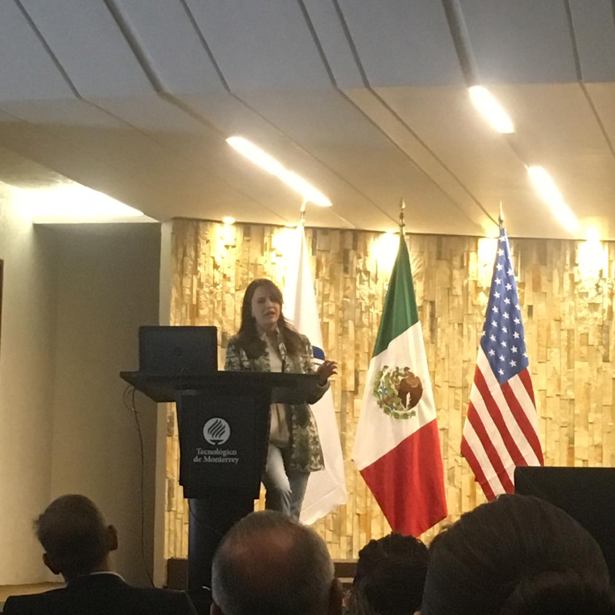 AGAPE_ORG_MX's tweet photo. Existen 3 niveles de prevención de violencia : 1: policía especializada en temas de violencia 2: implementación de programas sociales 3: instituto de la mujer llega a las zonas con indices altos. #ComunidadVirtualdeAprendizaje @Tec_CSF https://t.co/FUAh6hu2pI