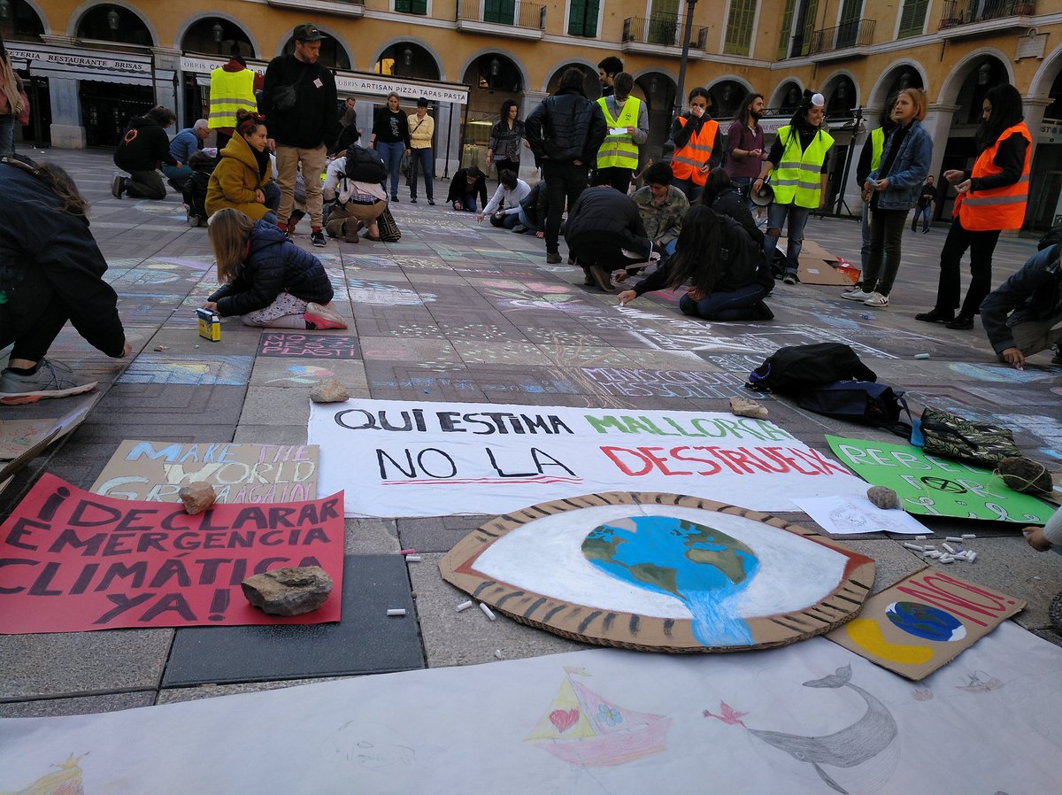 AmicsdelaTerra's tweet photo. Ha estat molt il·lusionant, bona feina artistes del #FridaysForFuture !  @ClimatestrikeB @EcoUib @ForMallorca https://t.co/RpF4mVK7Xa