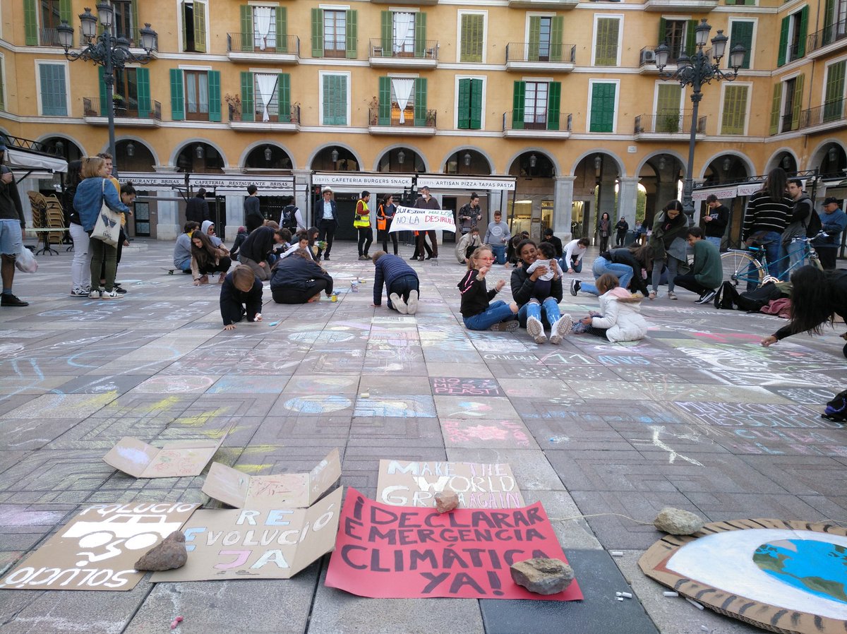 AmicsdelaTerra's tweet photo. Ha estat molt il·lusionant, bona feina artistes del #FridaysForFuture !  @ClimatestrikeB @EcoUib @ForMallorca https://t.co/RpF4mVK7Xa