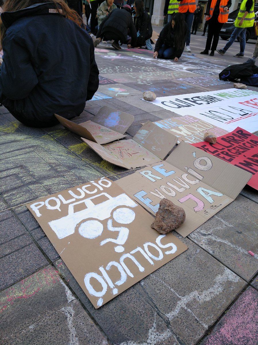 AmicsdelaTerra's tweet photo. Ha estat molt il·lusionant, bona feina artistes del #FridaysForFuture !  @ClimatestrikeB @EcoUib @ForMallorca https://t.co/RpF4mVK7Xa