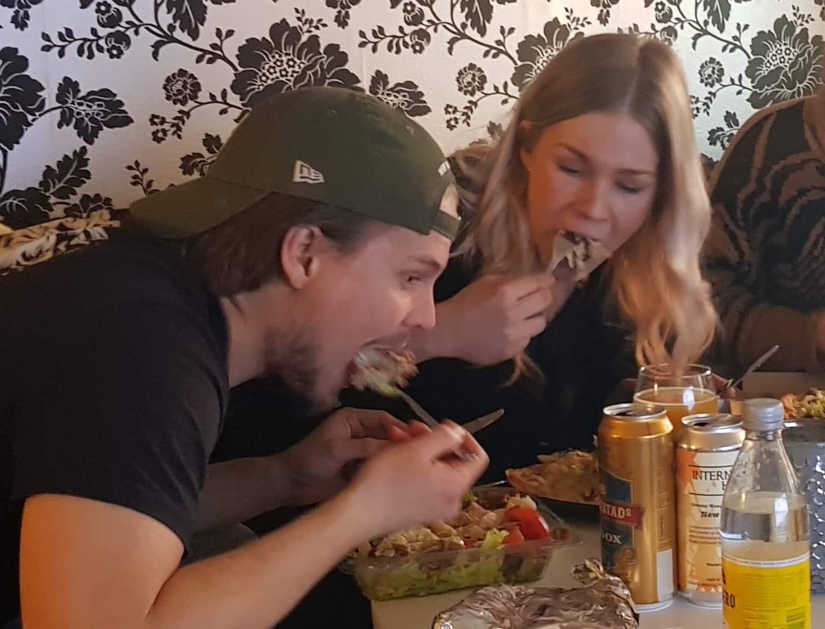 RonjaFrykberg's tweet photo. När man får komma hem å träffa familjen och vräka i sig riktig kebab på Haga Pizzeria igen https://t.co/3ggplPyl3T