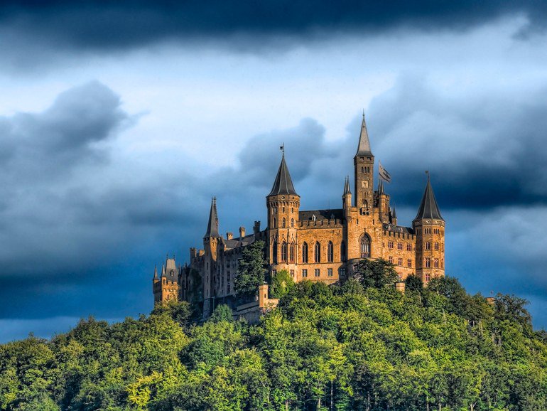 CNTraveler's tweet image. These 12 European castles are straight out of a fairytale cntrvlr.co/2mknpMX