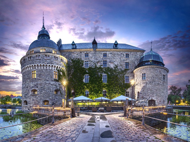 CNTraveler's tweet image. These 12 European castles are straight out of a fairytale cntrvlr.co/2mknpMX