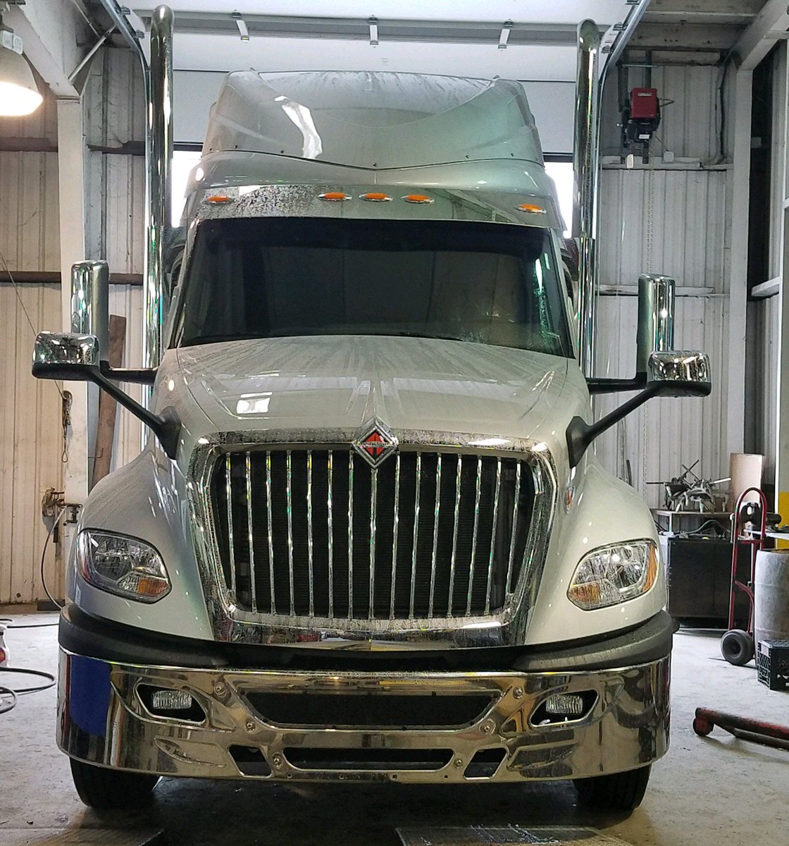 PowellTruck's tweet photo. Sneak peek!! Check out the newest addition to the @idealeaseinc Fleet!! #lt #cummins #internationaltrucks #lease #powellstruck #chrome #happycustomer @IntnlTrucks https://t.co/nEHe4Bh2Dk