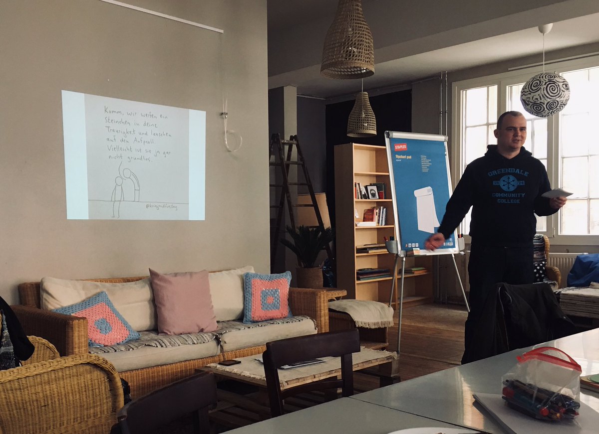 CorneliaSpring3's tweet photo. Nicht nur zeichnender #Philosoph, sondern auch ein inspirierender Workshopleiter 😍 Danke @kriegundfreitag für einen kurzweiligen Nachmittag! #Podcastsselbermachen #handson https://t.co/gRy4DpeZEJ