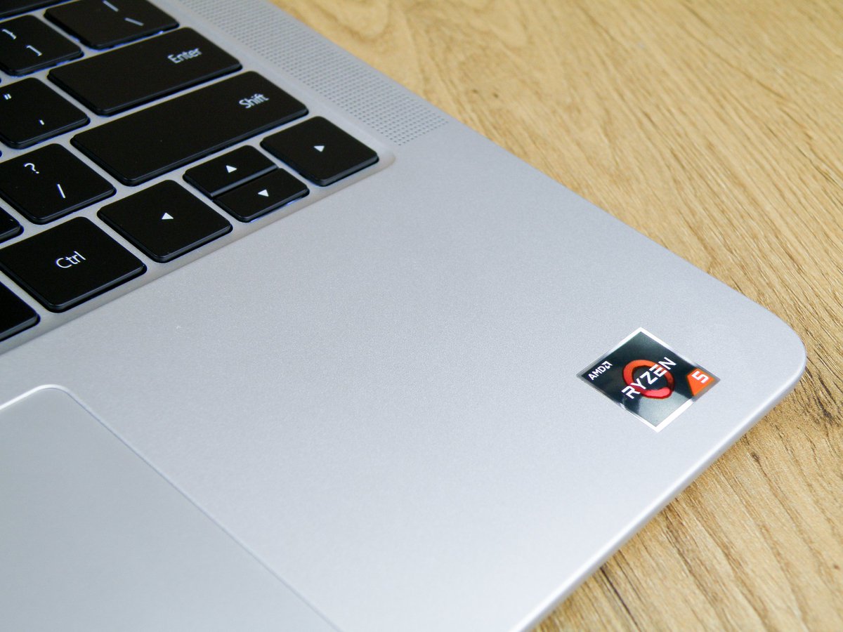 MSkweres's tweet image. MacBook, który nie jest macbookiem. Są recenzje, są opisy.
Sądzicie, że warto jest opisać mimo to własne?

Foto ukradzione z artykułu @android_polska 
Artykuł: szrt.pl/mbook

#notamac #laptop #review