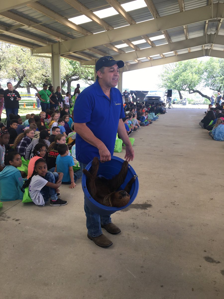 lifeofsupermom's tweet photo. @IMKristenBell At Fort Hood Earth Day with my daughter’s class and got to meet Poppy the sloth!  @Zoomagination #sloth @daxshepard https://t.co/3LZdsdGu0E