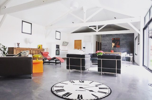 Patricia_Sever's tweet photo. Des murs blancs qui permettent la mise en valeur de ce joli séjour par sa décoration moderne et design ! Vous aussi, trouvez le bien de vos rêves avec votre conseiller IAD #iadfrance #immobilier #home #maison #interiordesign #homedecor #homestaging #design https://t.co/jsApiaqOuv