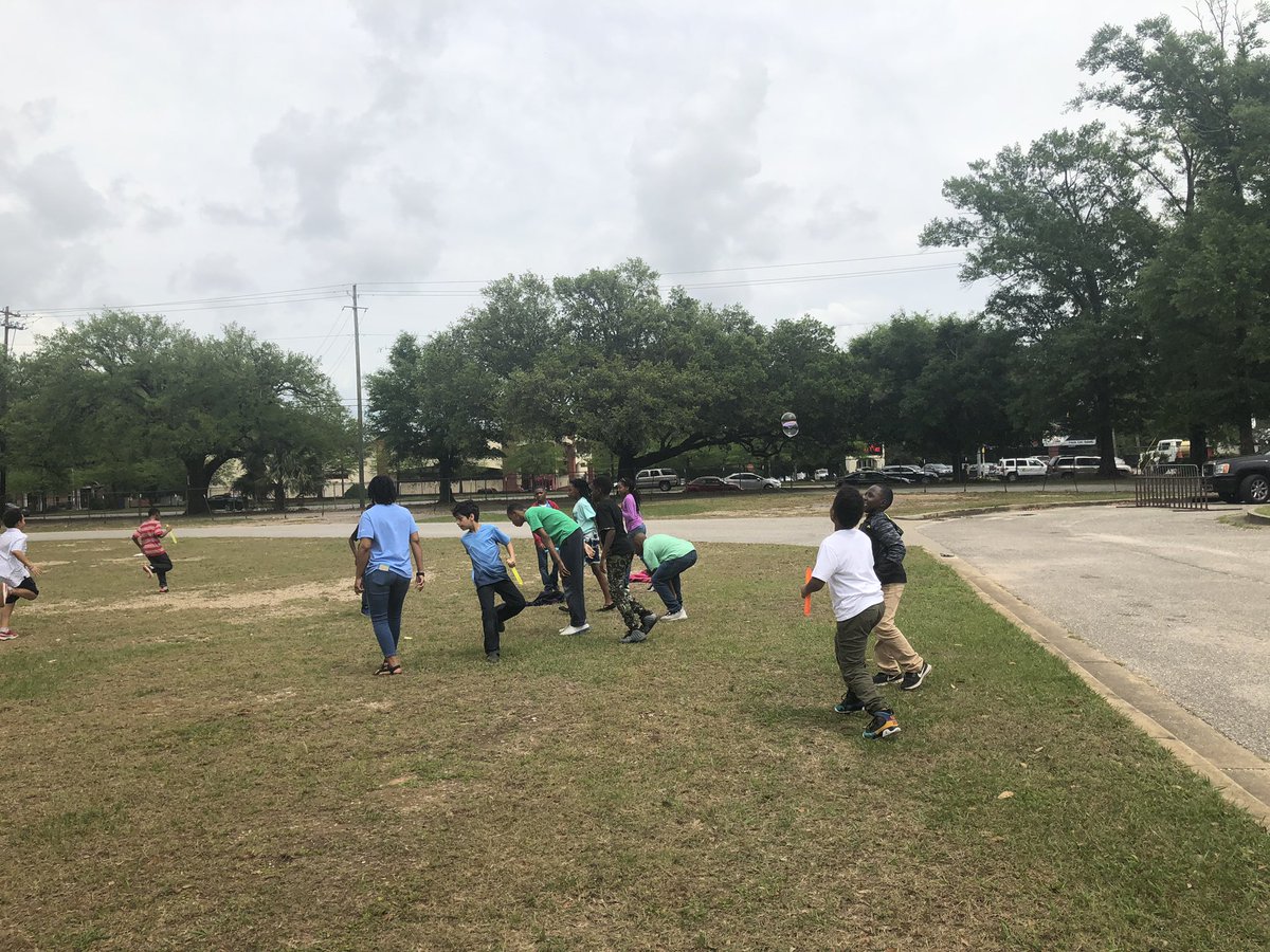mrswebb4th's tweet photo. Sometimes big kids just need some bubbles and sidewalk chalk after a LONG week before Spring Break. @FondeElementary @jmose_1 https://t.co/uwm6LsevnY