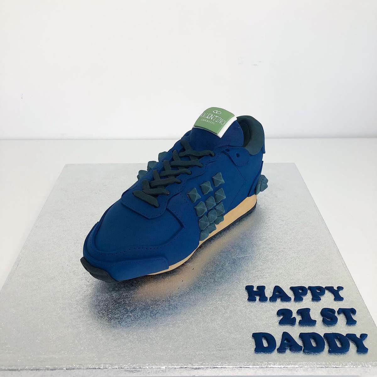 AdamAbiCakes's tweet photo. Valentino Garavani Rockrunner Trainer Cake

Happy 21st Birthday Lee! 🎁🎂 Hope you enjoyed your joint birthday party with Harley! 🎈🎉

#valentino #valentinogaravani #rockrunner #trainers #trainercake #valentinocake #rockrunnercake #shoes #shoecake #bespokecake #birthdaycake https://t.co/2T66gBDBXZ