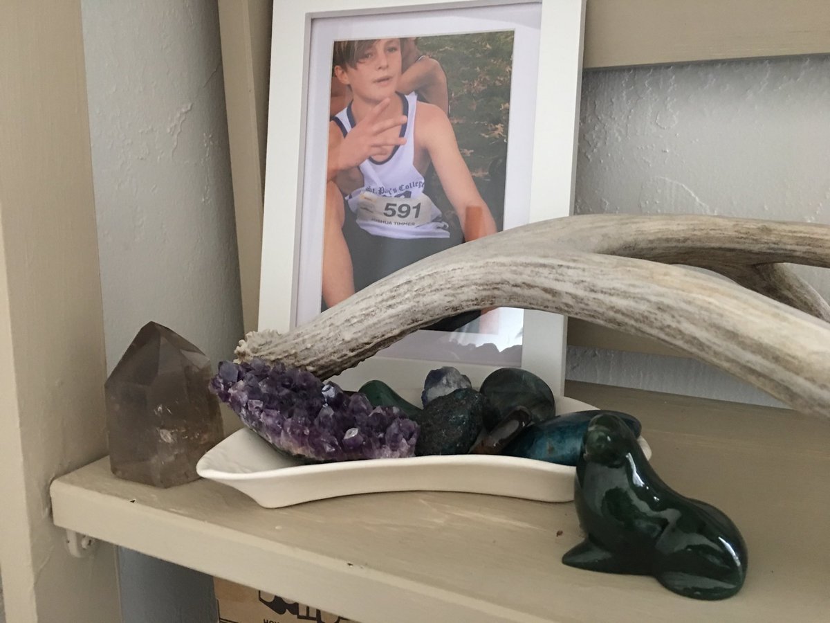 elyssa_pallai's tweet image. My abundance alter - I didn’t realize it until just now while I was sitting at my office desk that there is a picture of Josh behind it. :-) love that.