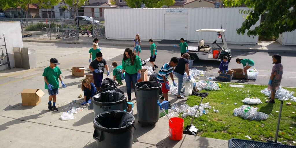 mrs_ssw's tweet photo. Student council working hard this morning!! April is our annual recycling event. @Courtne06799358 @PalomaSMUSD @danamspencer #studentcouncil #recyclereducereuse #schoolsocialwork https://t.co/bsFBaNiTU9