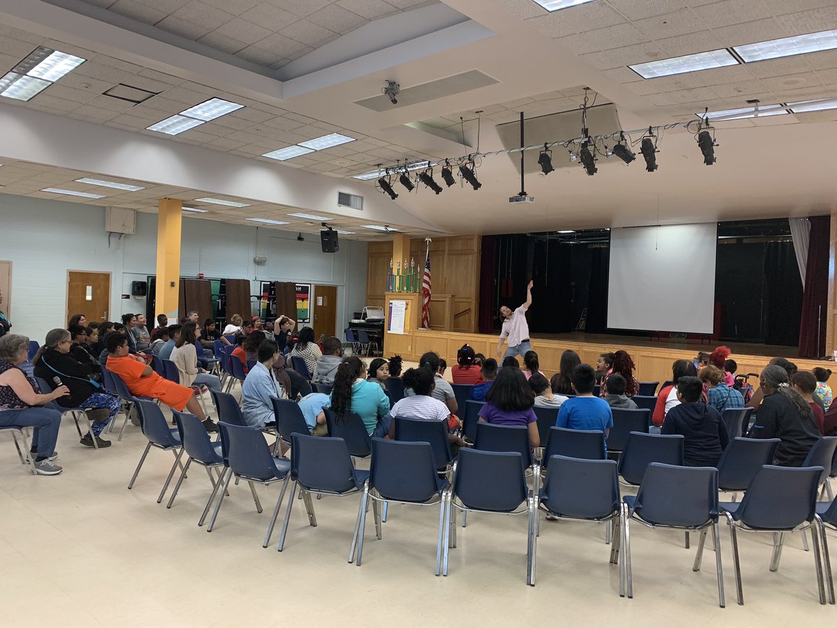 MariaMherna16's tweet photo. Storytelling time with #dackvirnig signing for an enthusiastic crowd of #throgersschool #RDSPD students. https://t.co/G8uLG9AUq9
