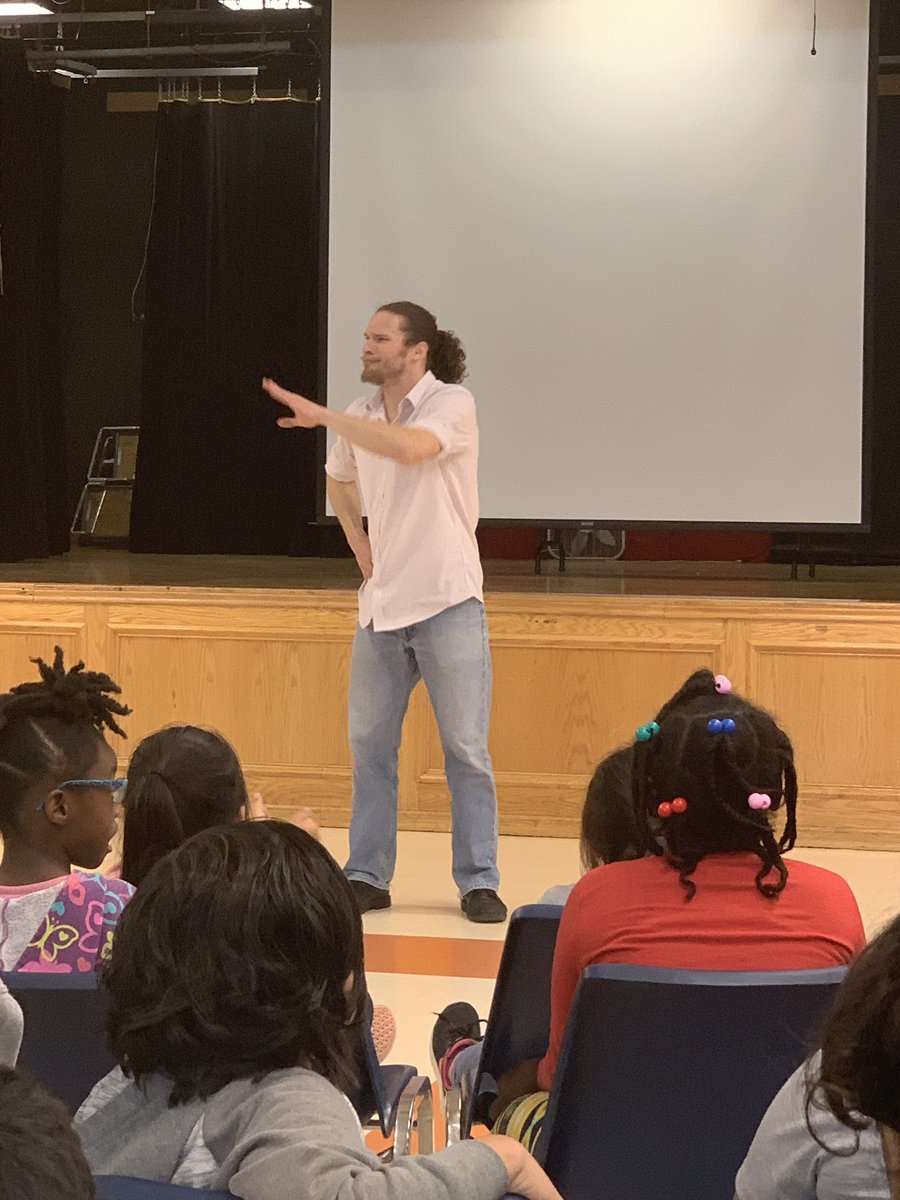 MariaMherna16's tweet photo. Storytelling time with #dackvirnig signing for an enthusiastic crowd of #throgersschool #RDSPD students. https://t.co/G8uLG9AUq9