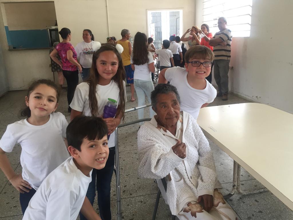 CRAjuanito's tweet photo. Hoy el corazon2de nuestros niños de 3er grado se llenan de nobleza y amor brindando sopitas solidarias a los viejitos que hicieron que este mundo fuera posible para ellos.  Nuestro agradecimiento especial para todos! @colegiojuan23 @sedejuanito https://t.co/Fn3vSnesLD