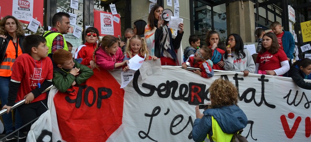 iSabadellcat's tweet photo. Així ha anat la protesta d'aquest divendres protagonitzada per les famílies del barri de Can Llong de #Sabadell. Després d'anys en barracons demanen de nou celeritat per al Virolet i l'institut. https://t.co/7wq2DKBjMz https://t.co/uQh58XoU98