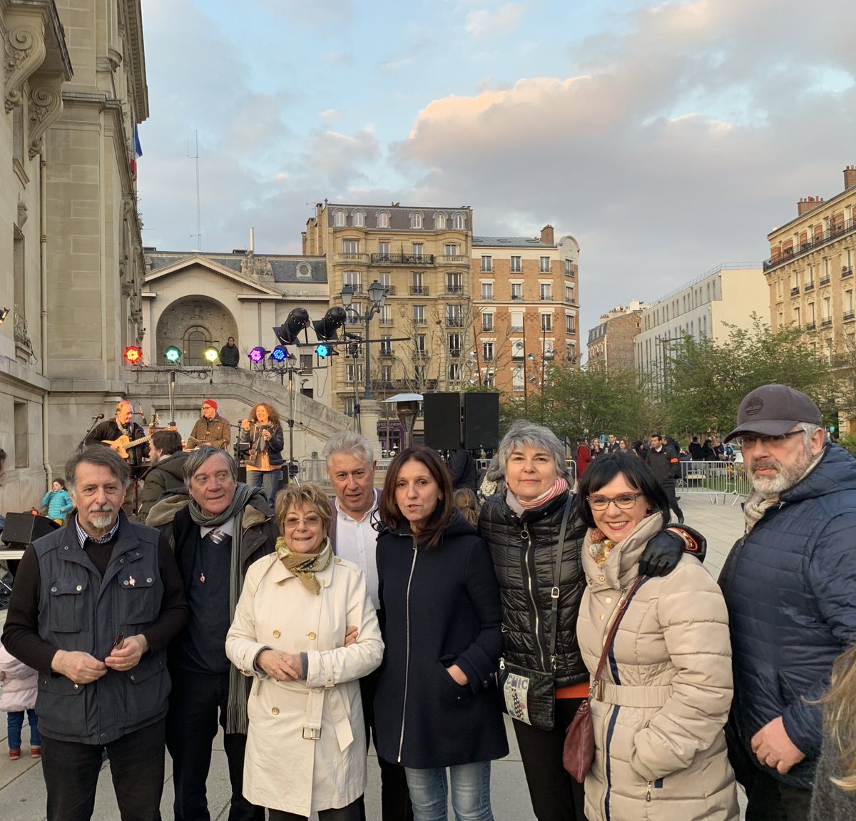 mcsaradjian's tweet photo. Moment de partage en toute convivialité avec nos amis à l’occasion du #Foodtrucks à @VILLE_ASNIERES @maeschlimann @MDoAeschlimann @mcsaradjian @ThSELLIER https://t.co/TY72vVbO0S