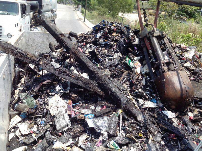 ATENCIÓN ⚠️#POMOCA #VALLEREAL 

Nos estamos encontrando con muchos residuos de aceite de cocina en la red de drenaje, aunado a la basura (las fotos son elocuentes), lo cual agrava el problema. Ayúdenos a correr la voz con los vecinos. Hagamos conciencia. ¡Juntos avanzaremos! 😉👍
