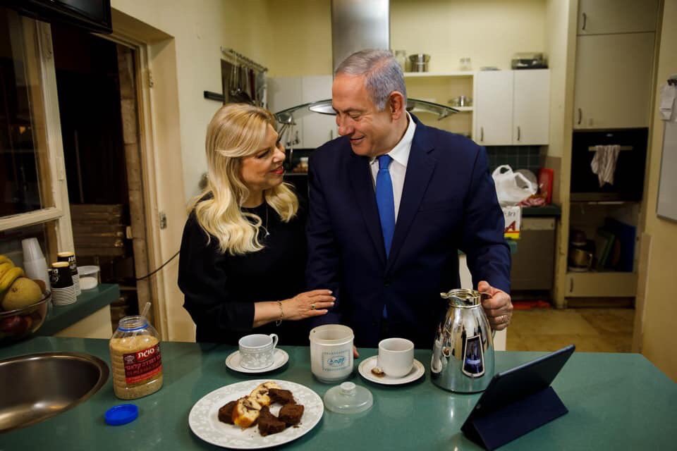 haimhz's tweet photo. לחובבי הפרטים הקטנים:
נתניהו העלה היום צילום שלו ושל רעייתו לעמוד שלו בפייסבוק. הסצנה היא של זוג מאוהב ברגע אינטימי ואותנטי של הכנת קפה במטבח הביתי. זה חמוד.
אלא שהקומקום מספר את האמת: פרט לצלם (בעיגול האדום) לא פחות משלושה אנשים מביימים אותם ברגע ה״אינטימי״ וה״אותנטי״. זה מבאס. https://t.co/rwkwy9A4KB