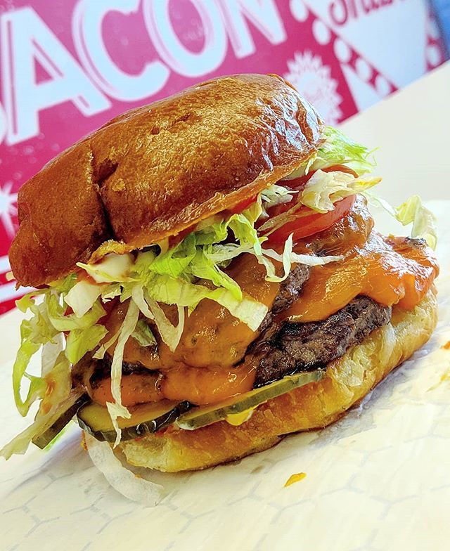 Burger_Royale's tweet photo. Sweet dreams are made of cheese🧀🍔
🔺
🔺
🔺
🔺
🔺
🔺
#fridayreward #fridaynightplans #fridayvibes #friyay #friday #dirtyburger #burgerporn #cheeseburgerhappiness #cheeseburger #doublecheeseburger #cheesy #cheesygoodness #nomnom #burgergoals #burger #che… https://t.co/Etcsg21W6P https://t.co/sfXnAFEXTc
