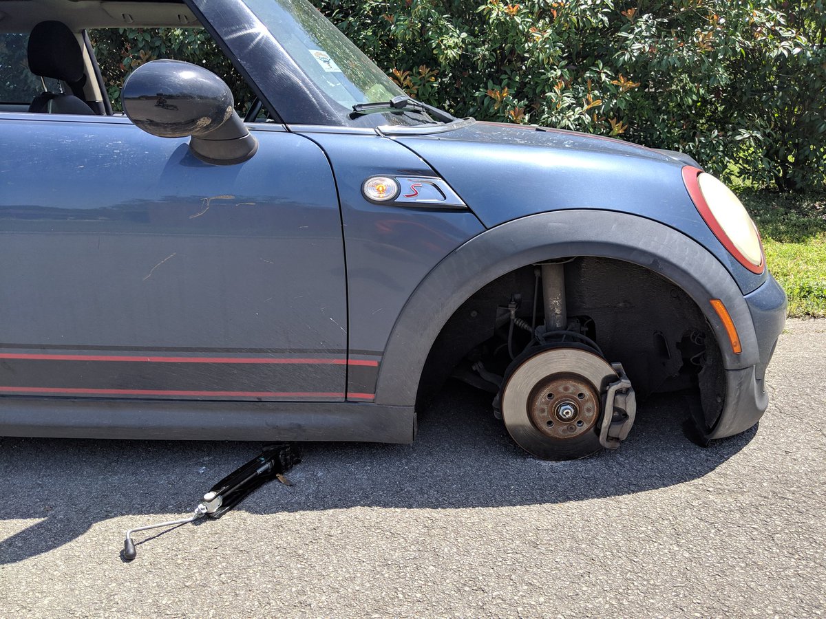 maaad_solar's tweet image. y'all wanna see something funny ? my terrible habit of not putting the E-break on has finally had consequences 💀💀💀 brb going to kms #minicooper #tunedcar