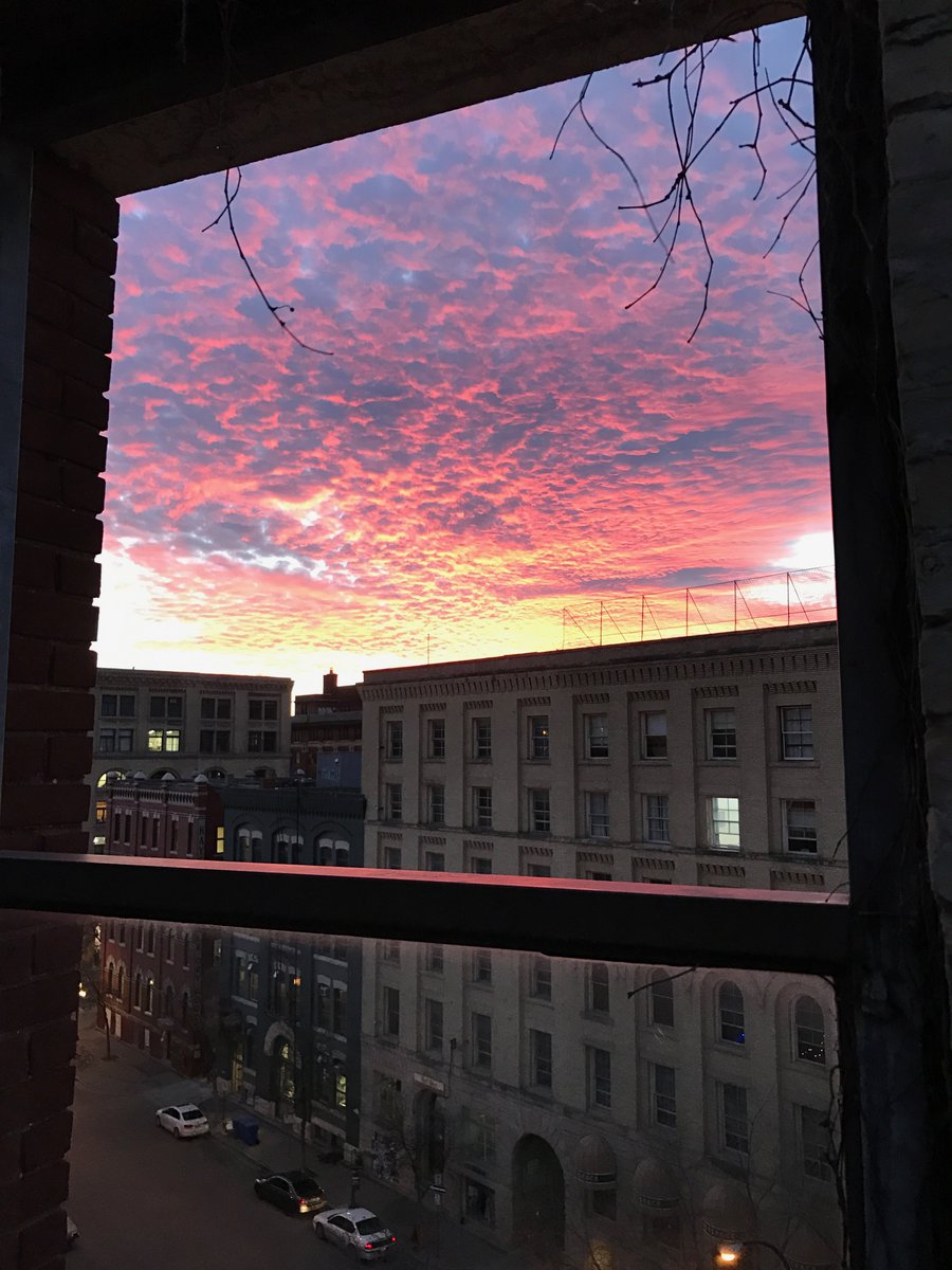 mckimbuilding's tweet photo. Our office space is full of natural light by day. But the night views are SPECTACULAR! Now leasing: https://t.co/pHjTCOzb4Z ✨🥂🌃 https://t.co/zoGxozrNTI