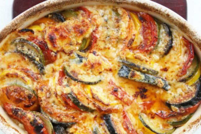 Deliciosa ratatouille acompañada de un gustoso sofrito con queso gratinado bit.ly/2TrNlqc