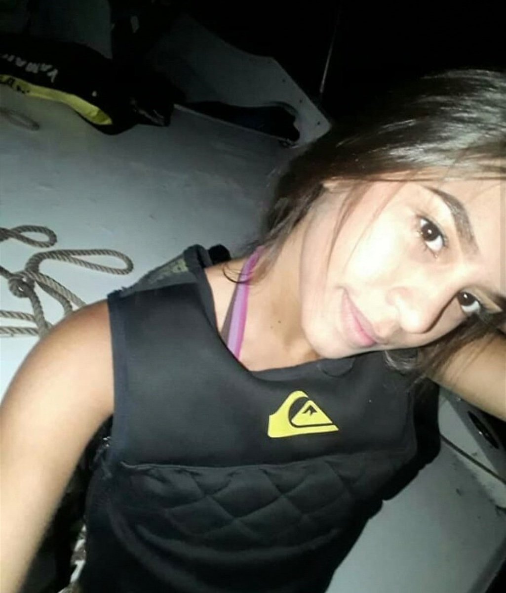 GEDV86's tweet photo. Este #11Abr la fiscal Emily Hernández y su familia (esposo y 3 hijos) volaron a #Caracas. Desconozco si es por vacaciones o si es para huir de Venezuela. Lo cierto es que ya no se encuentra en #CiudadGuayana.
Por cierto, es la fiscal que lleva el caso de Ángela Aguirre. https://t.co/iKIfT1Qes2
