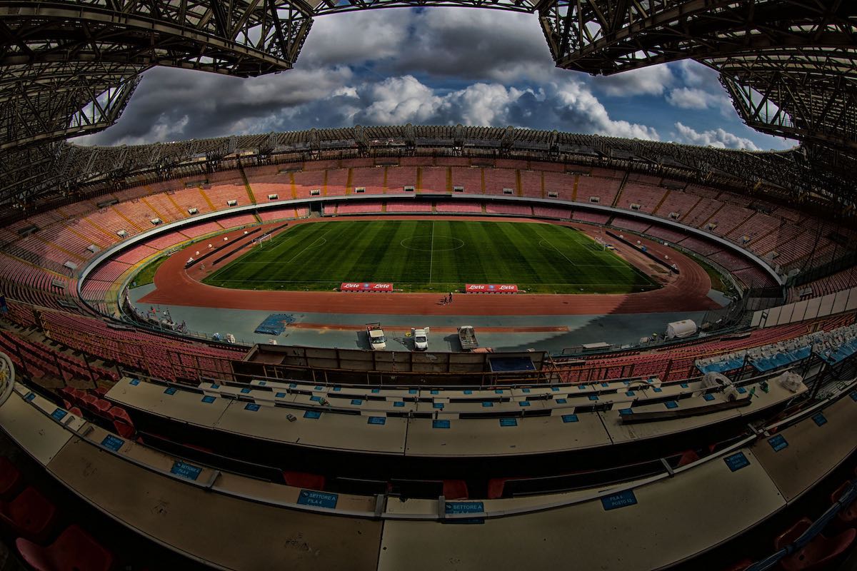 2015 : Aurelio De Laurentiis explique qu'à l'origine des parking sous-terrain avaient été construits au Stadio San Paolo pour la Coupe du Monde 1990 mais qu'ils n'ont servis que pour des rituels sataniques avant d'être emmurés