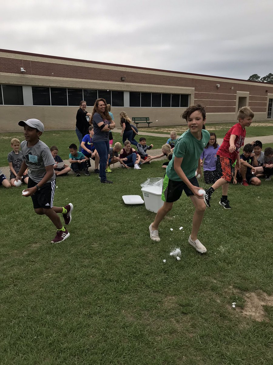 5thgradesampson's tweet photo. Time for a SNOWBALL FIGHT! ☃️ #pbiswinners #SampsonStrong @SampsonElem https://t.co/Y8b4xTIlkd